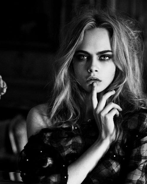 famous-nsfw-tub:Cara Delevingne