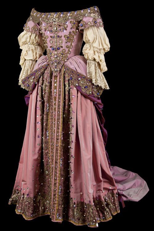 katybirdy95:Beautiful baroque style dresses that were popular...