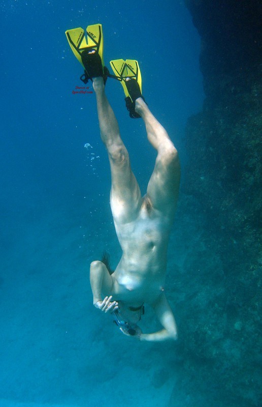 Nude sex underwater