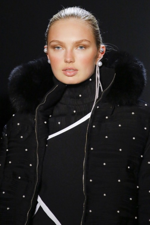 prabal gurung high fashion fw18 rtw ready to wear fashion runway vogue new vogue vogue runway romee strijd victoria& 039;s secret victoria secret angel angels vsfs Victoria secret models nyfw aw18 New York fashion week fashion week fashion month fashion blog model skinny train like an angel details runway details catwalk supermodel beauty