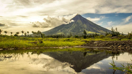 ayanvillafuerte:booming.view*Mayon Volcanoperfect cone