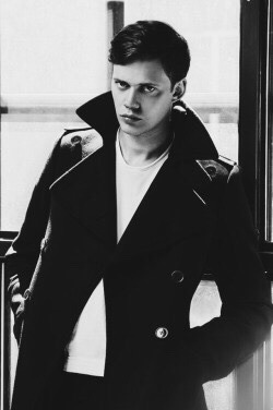 mister-babado0k:Bill Skarsgård; Noir.