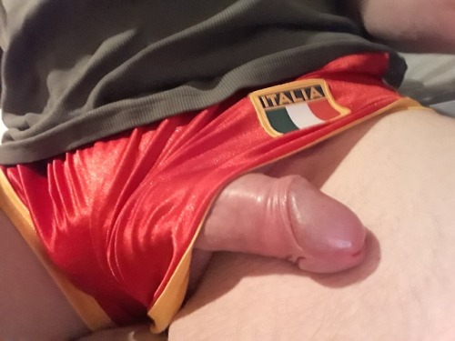 sportynylonguy:Such awesome workout shorts.