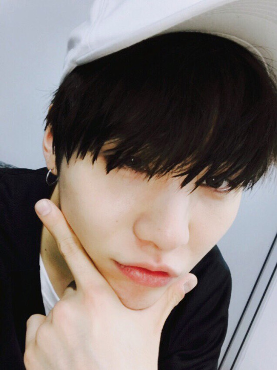 [Appreciation] does suga low key have some of the best selca game in ...