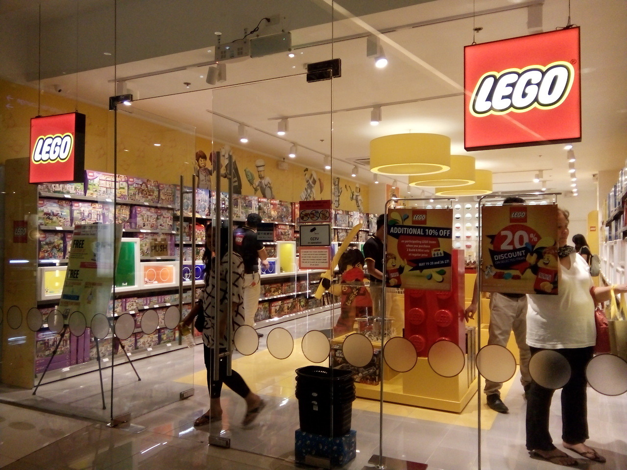 legos at the mall