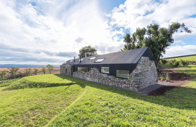 sabanasblancasuniverse:<br /><br />themindcircle: Una casa contemporánea dentro de las ruinas del siglo XVIII. Han creado un hogar contemporáneo en las ruinas de una granja escocesa del siglo XVIII con el objetivo de honrar la riqueza arquitectónica de esa época. Estas ruinas de 200 años son ahora parte de una casa totalmente futurista, alimentada por paneles solares. Los numerosos tragaluces de la casa permiten que casi nunca se use electricidad durante el día, incluso en días nublados. 