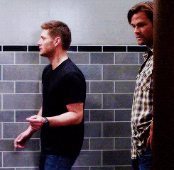 Dean-cuffs.gif (400×226) | Jensen ackles, Supernatural 