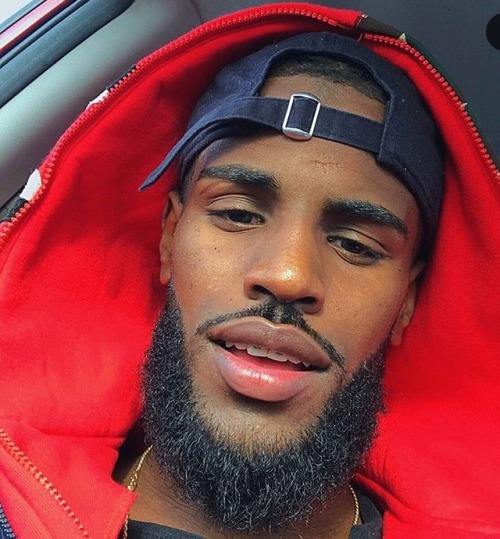 kissjaycouture:MEN WITH BEARDS 