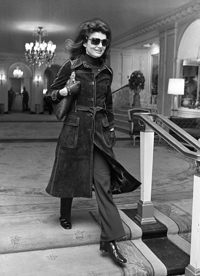 Jacqueline Kennedy stops for a chat with Cardin’s...