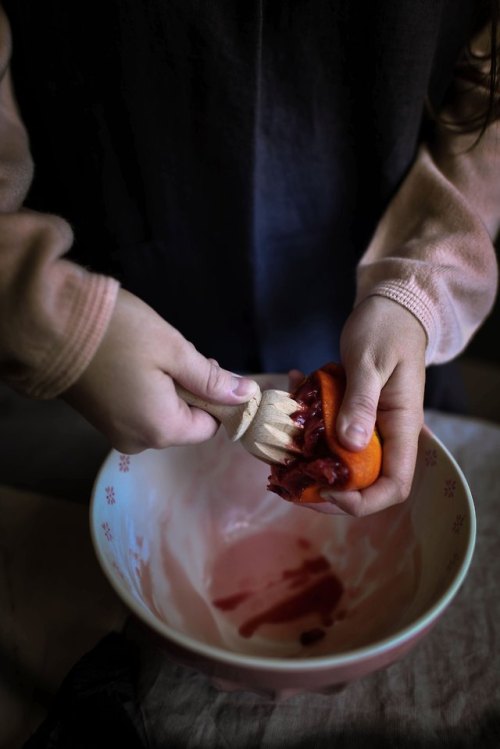 sweetoothgirl:Vanilla Cake with Blood Oranges Icing