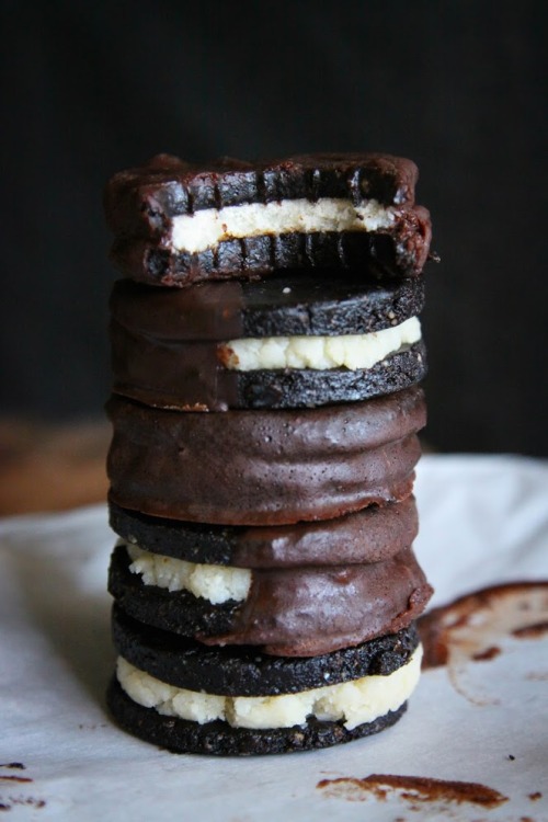 sweetoothgirl:PEPPERMINT OREOS DIPPED IN DARK CHOCOLATE