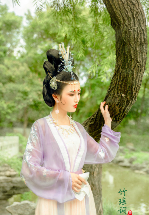 hanfugallery:Traditional Chinese hanfu by 公子芸_