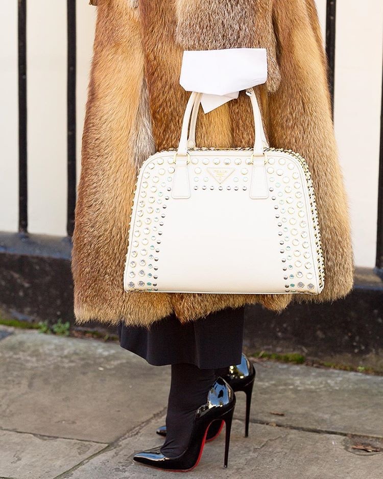 christian louboutin round chick alta