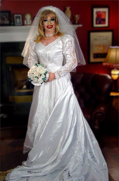 sissycathy-blog:I love wedding dresses.W O...