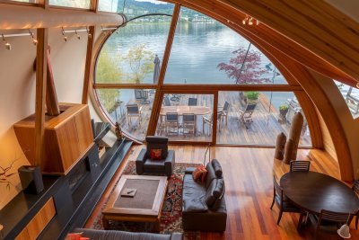 The interior of the gorgeous Fennell Residence, a floating house in Portland, OR [1500 x 1000]