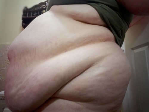 brendakthedonutgirl:hazeleyesfa:A full, bloated belly is a happy belly