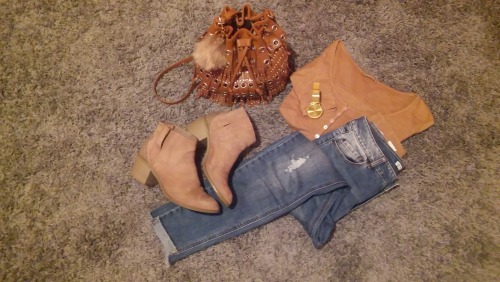 autumn outfit beige purse short boots jeans watch fashionable ootd love it