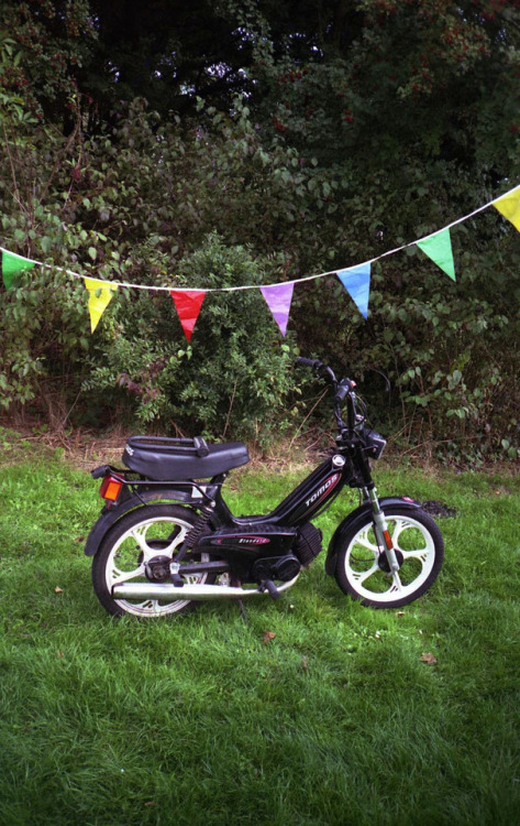 tomos scooter birthday celebration party park 35mm photographers on tumblr photooftheday original photographers filmisnotdead film photography analog photography photo diary analogue film analog shootfilmstaybroke Jairvandervoort