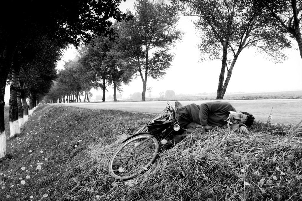casadabiqueira:
“ Sleeping biker, Moldavia
Anthony Suau
”