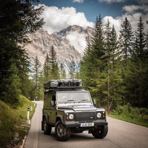 landroverphotoalbum:Classic beauty in fitting sceneryBy...