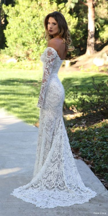 Find your dream wedding gowns at WeddingInspirasi.com 