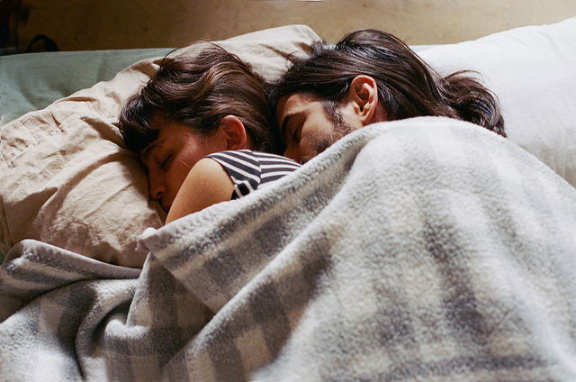 Подруги спят вместе. Засыпать вместе. Спят вместе в обнимку. Две девушки спят вместе.