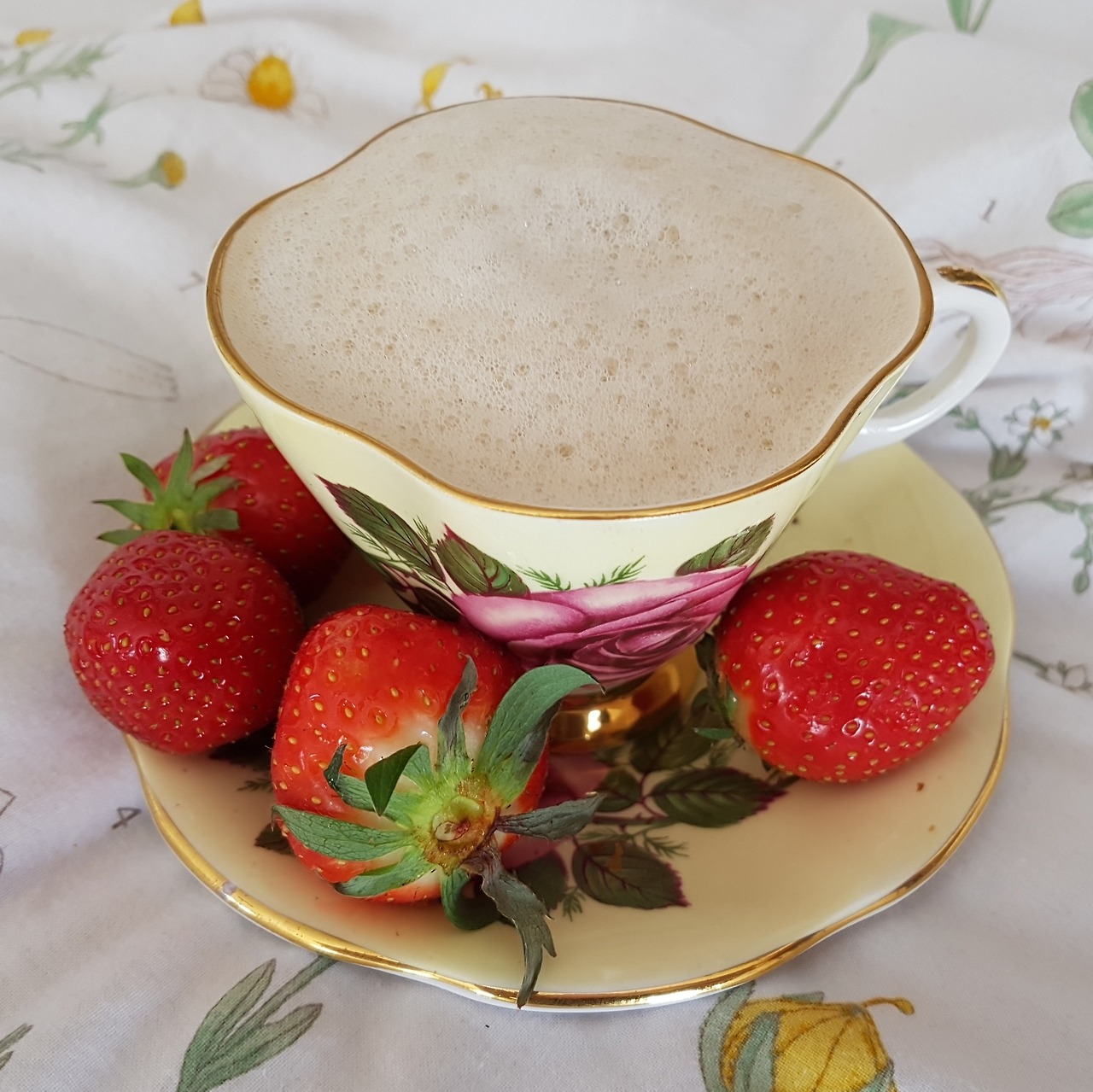 🌙 - Oatmilk cappuccino + fresh strawberries