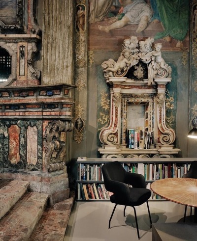 I dont know if they have a name for this interior style love the combination of 16th century? art and modern homes.