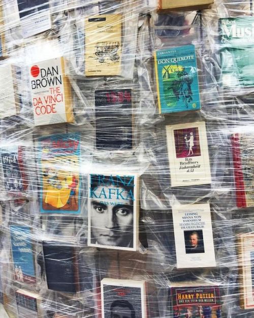 boredpanda:Artist Uses 100,000 Banned Books To Build A...