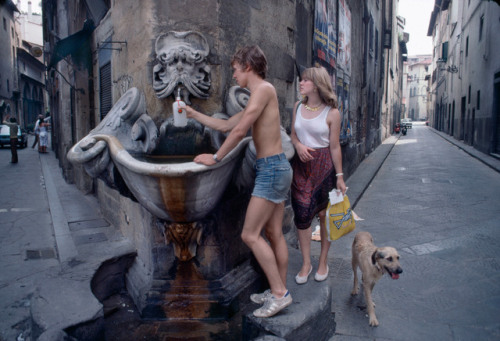 dolm:Italy. Florence. 1984. A couple gets water from the Via...