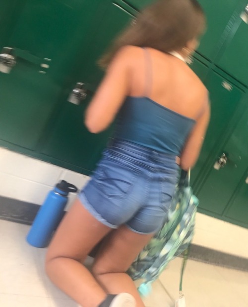 best-highschool-candids:This girl’s backside is amazing