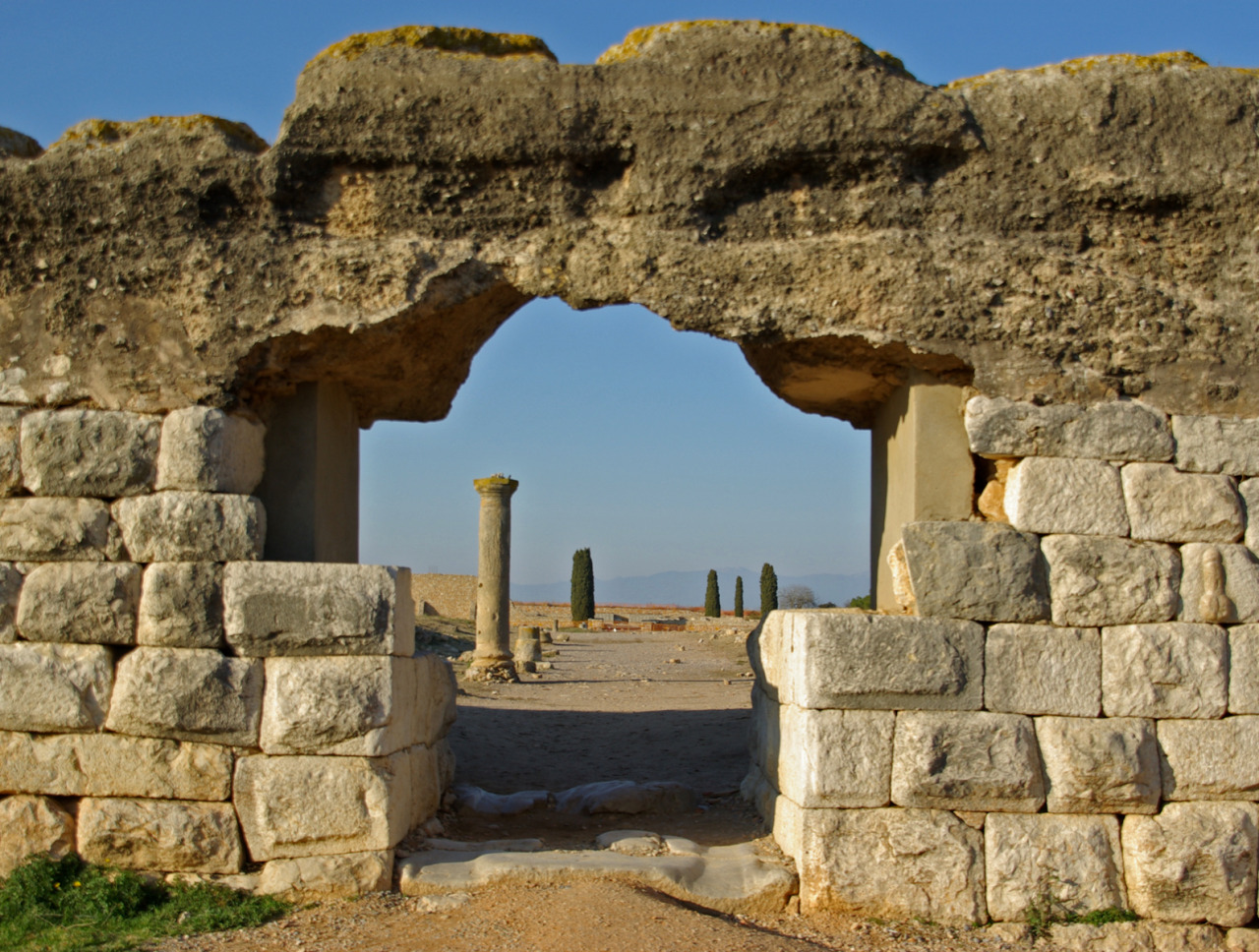 Espa a Bizarra  Falo de la muralla romana de Ampurias  