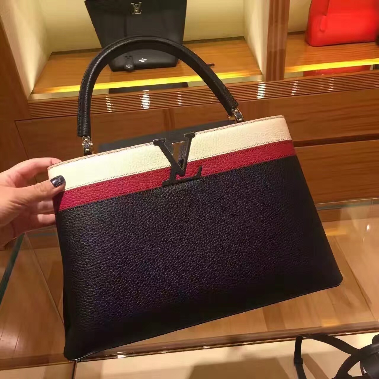 louis vuitton bag shopper — Louis Vuitton Capucines MM Bag M42924...