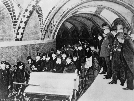 Первые пассажиры на новой станции Нью-Йоркского метро в 1904 году.