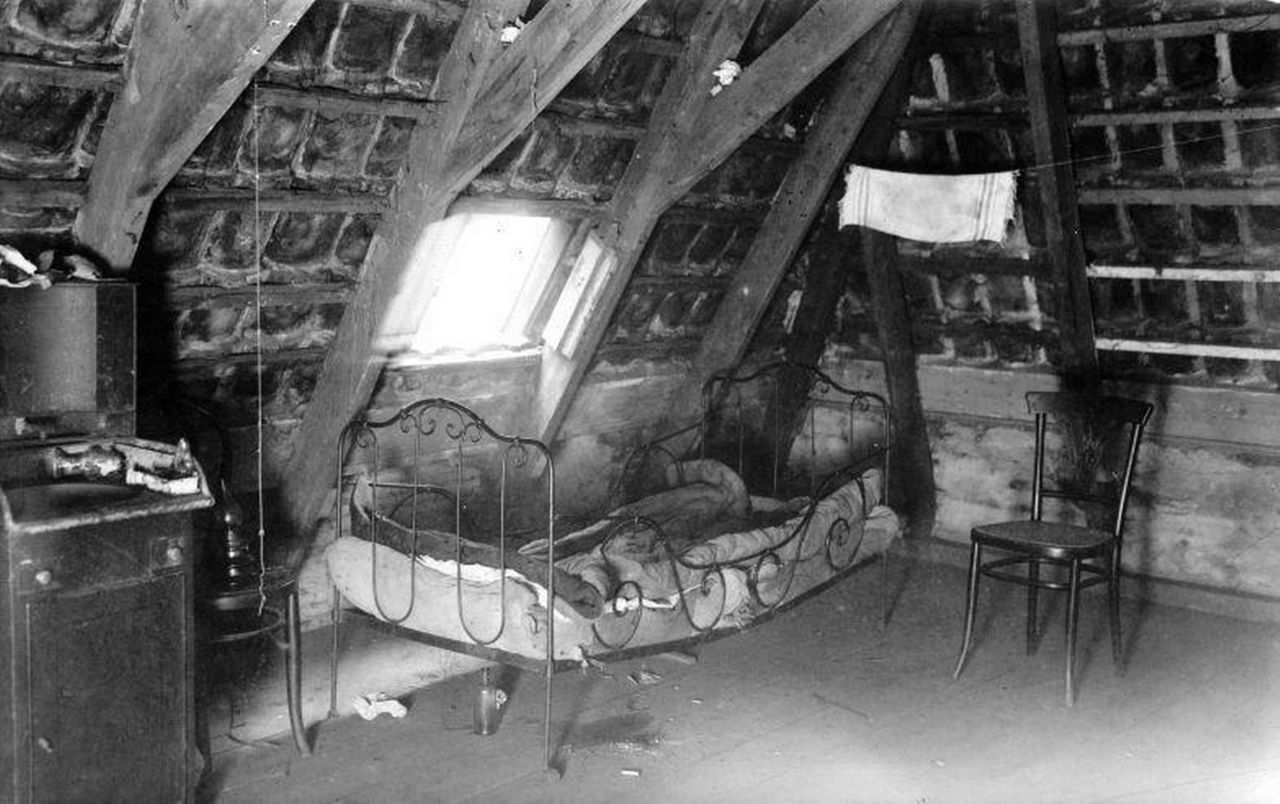 seventh-victim:
“The sagging bed of a prostitute in Amsterdam, 1919 (Image: News Dog Media)
”