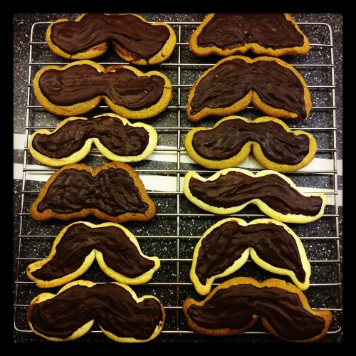 Christmas mustache cookies!Gingerbread + sugar cokiesyou must...