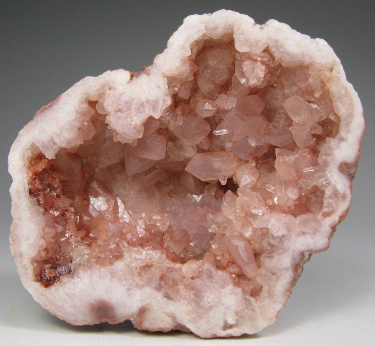 Розово белый камень. Кварц жеода камень. Розовый кварц жеода. Розовый кварц друза. Жеода горного кварца.