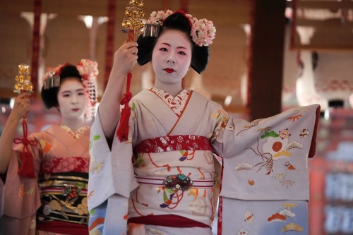 Setsubun 2013 - Gion Higashi: Maiko Ryouka (on focus) and Maiko Fukuharu (via 祇園の節分祭 - Leonの館 - Yahoo!ブログ)