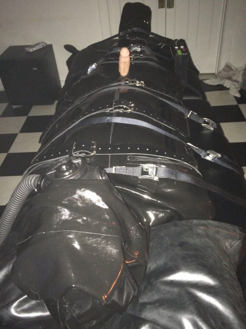 rubberkai:rubberelectropoppers:Fully rubberized subject...