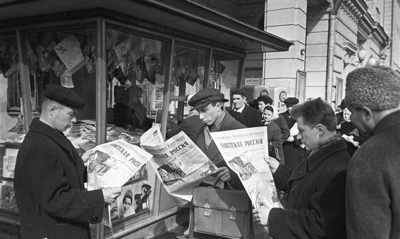 By the newspaper stand on Sverdlov Square (Teatralnaya Square). Moscow, 1961.