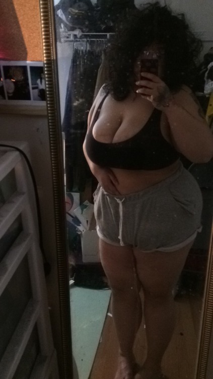 reinadelacastles:I heard we’re appreciating big girls today.....