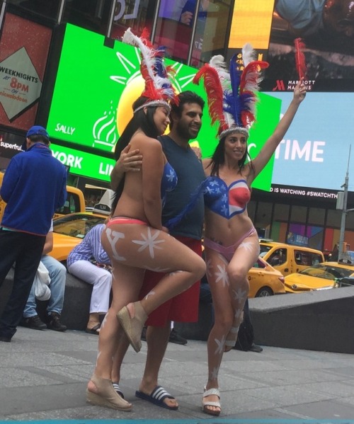 manbuttsofnyc:Dude was very excited to see these ladies