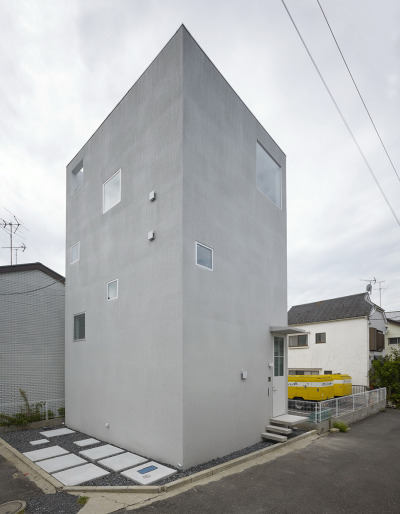 archilovers:<br /><br />A house with beautiful light and rich spatial meanings<br />Find more at: http://bit.ly/1j1yMza<br />House in Nishiochiai, Shinjuku, Japan by Suppose Design Office<br />