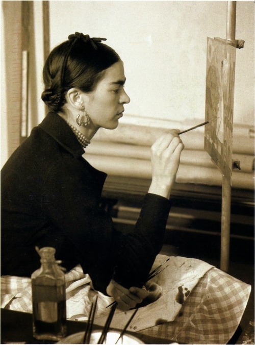 frida-kahlo:Frida Kahlo pintando “Autorretrato en la frontera...
