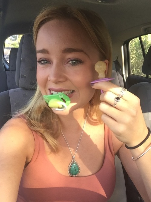 yourbouncybaby:Another car selfie....