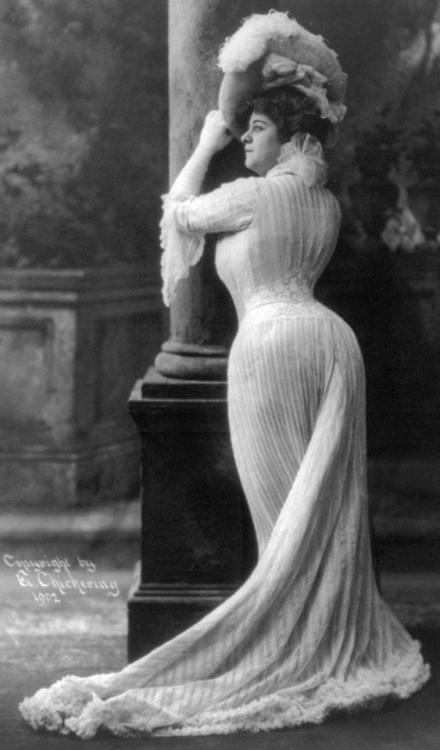 beautiful lady elegant style 1900s hourglass figure remembrance of things past golden era the modern edwardian profile has beauty changed corsetry merry widow hat
