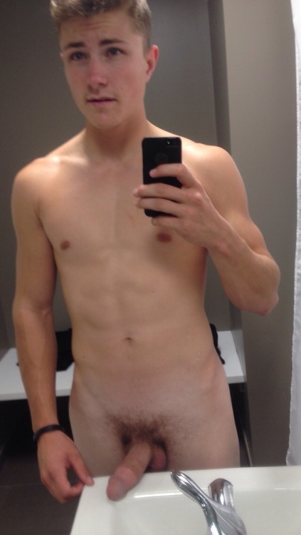 jocksandtheircocks:Lay it on my face dude