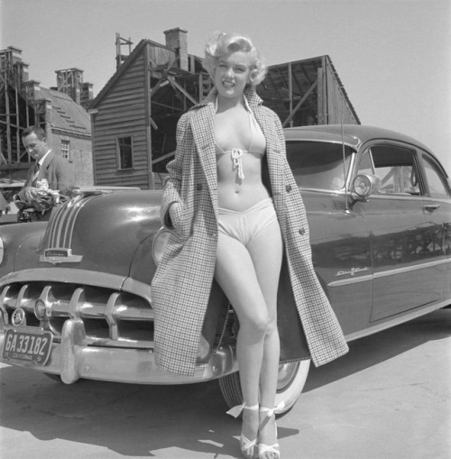 clubdolls:Marilyn Monroe, and a 1951 Pontiac ChieftanFor More...