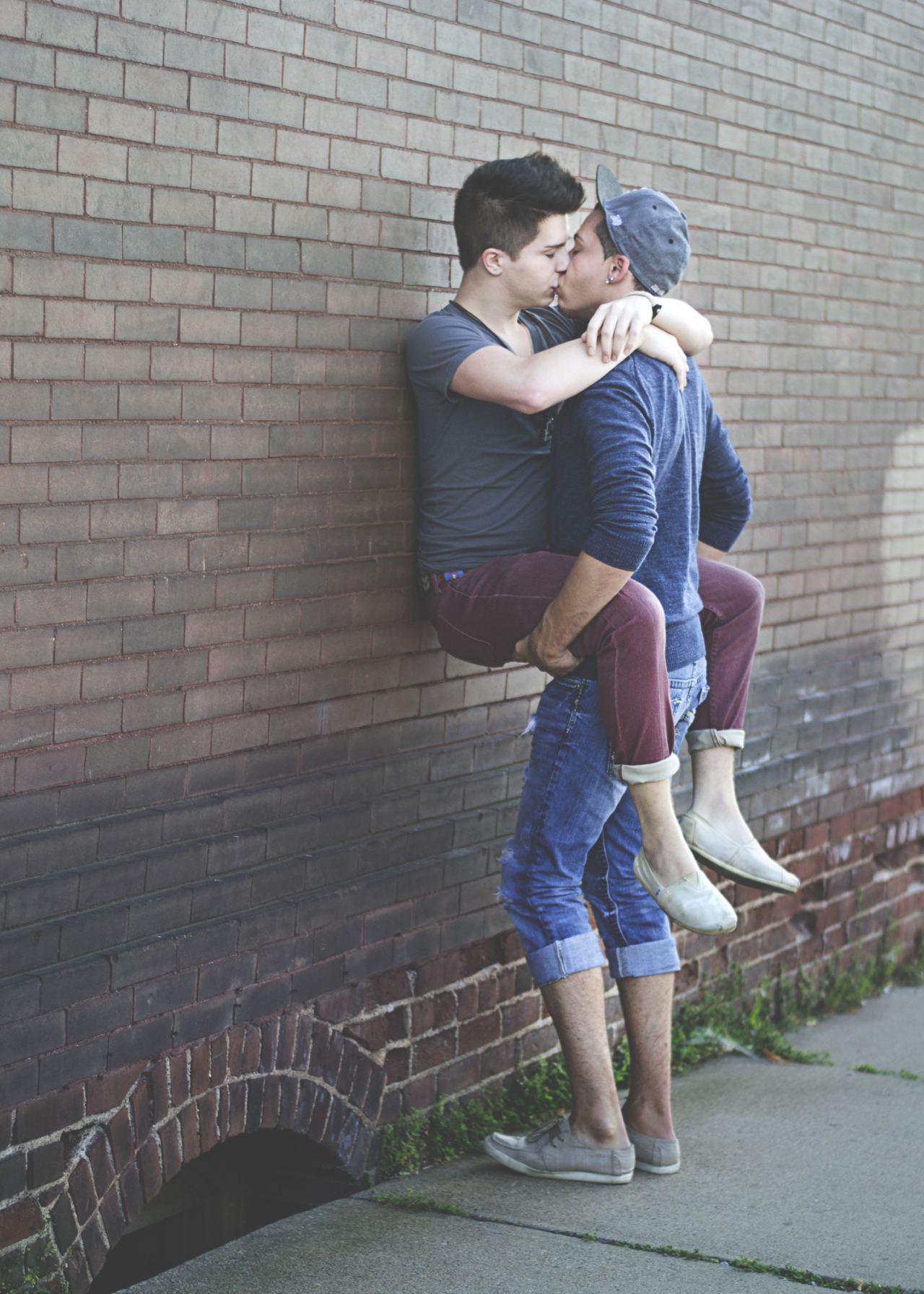 Целоваться сидя на парне. Человек прижался к стене. Прижал к стене. Поцелуй у стены. Мальчики обнимаются.