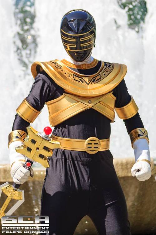 tokucosplay:Zeo Gold / KingRanger cosplayed by bigtrent07.